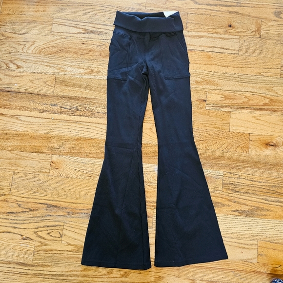 NWT Aerie Offline Size M Foldover Waist Black Flare Legging Ribbed with Pockets - Picture 2 of 8